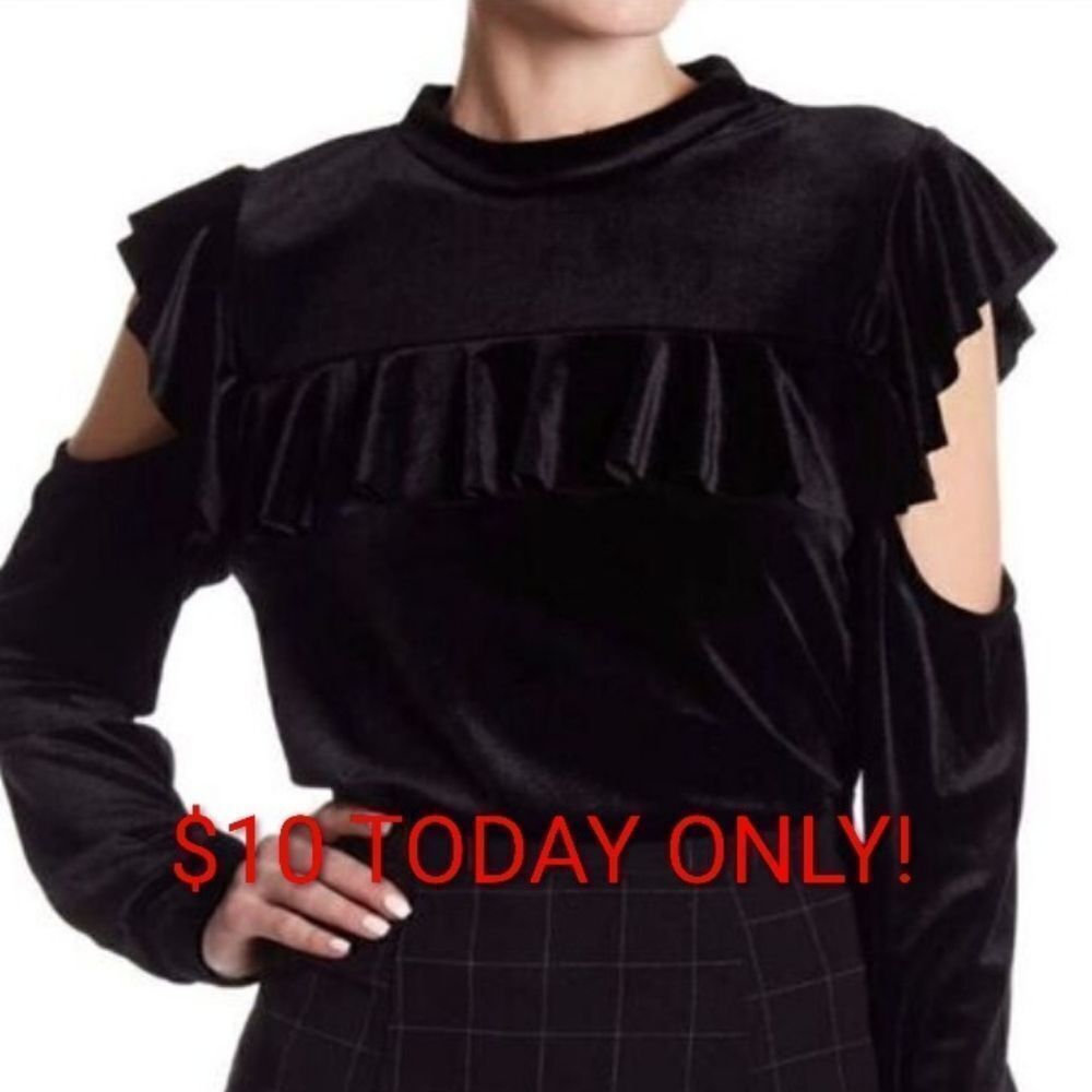 ROMEO AND JULIET COUTURE COLD SHOULDER TOP! SIZE S